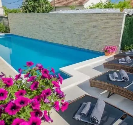 Barbara-kastela With Heated Pool Kaštela