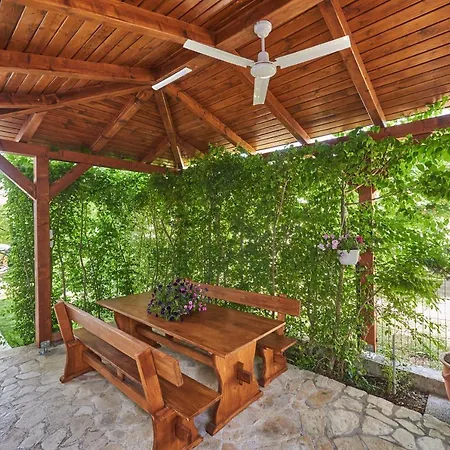 Barbara-kastela With Heated Pool Appartement *